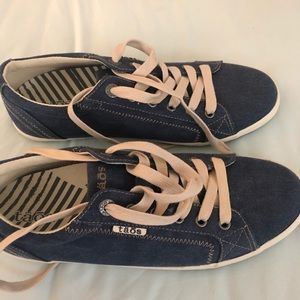 NWOB Taos Star Sneakers Size 9.5